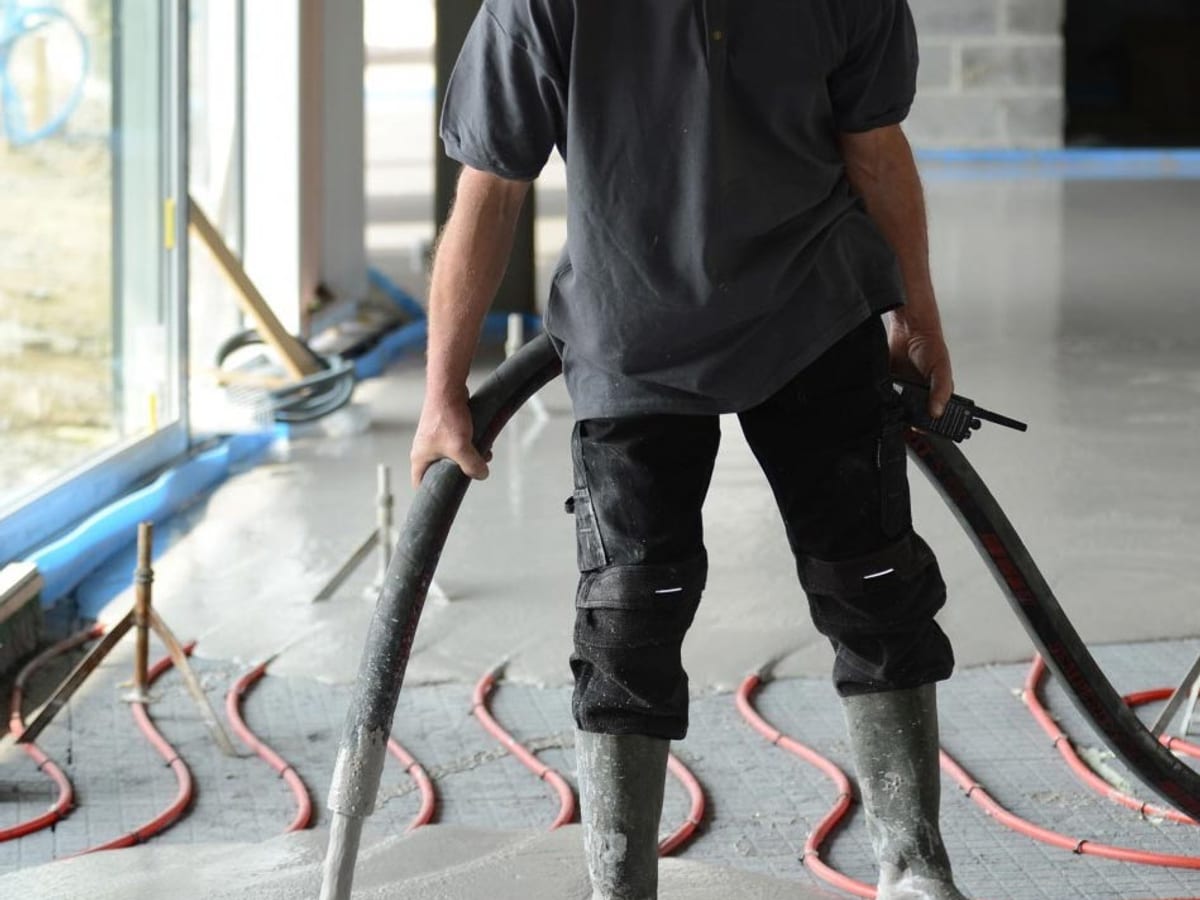 Chape fluide coulée dans un bâtiment professionnel en travaux