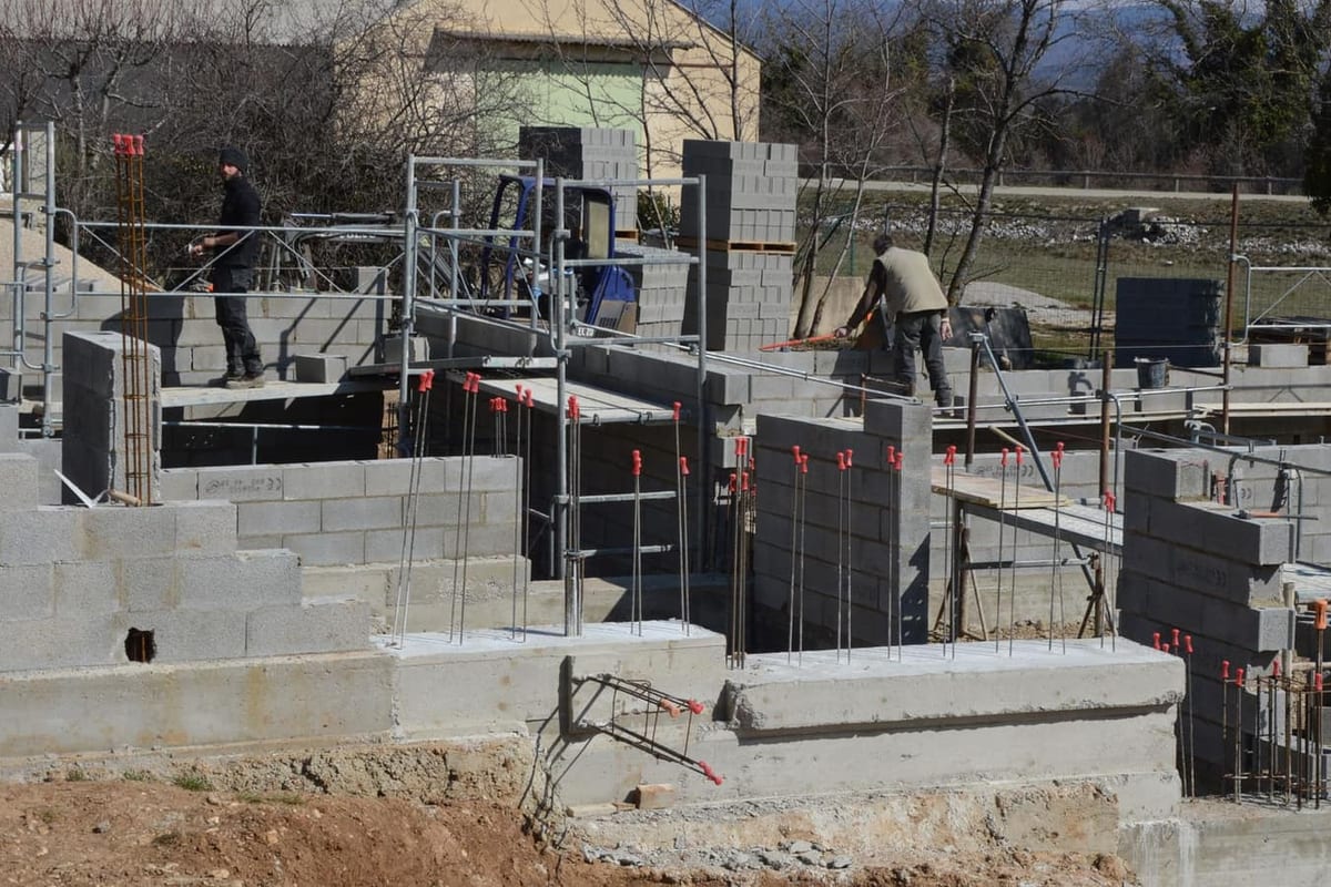 Vue d'ensemble d'un chantier de gros œuvre en cours