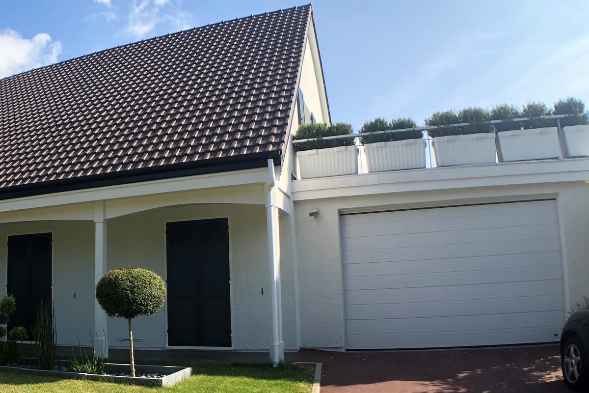 Demeure rénovée avec porche maçonné et jardin soigné