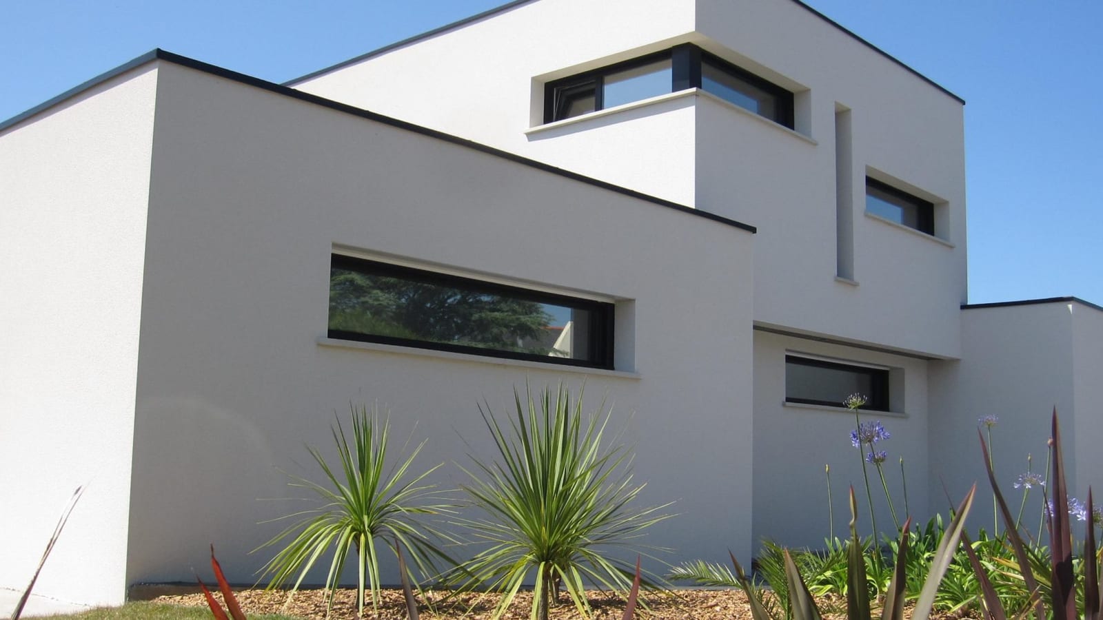 Maison individuelle contemporaine à l'enduit clair, gros œuvre et façades achevés