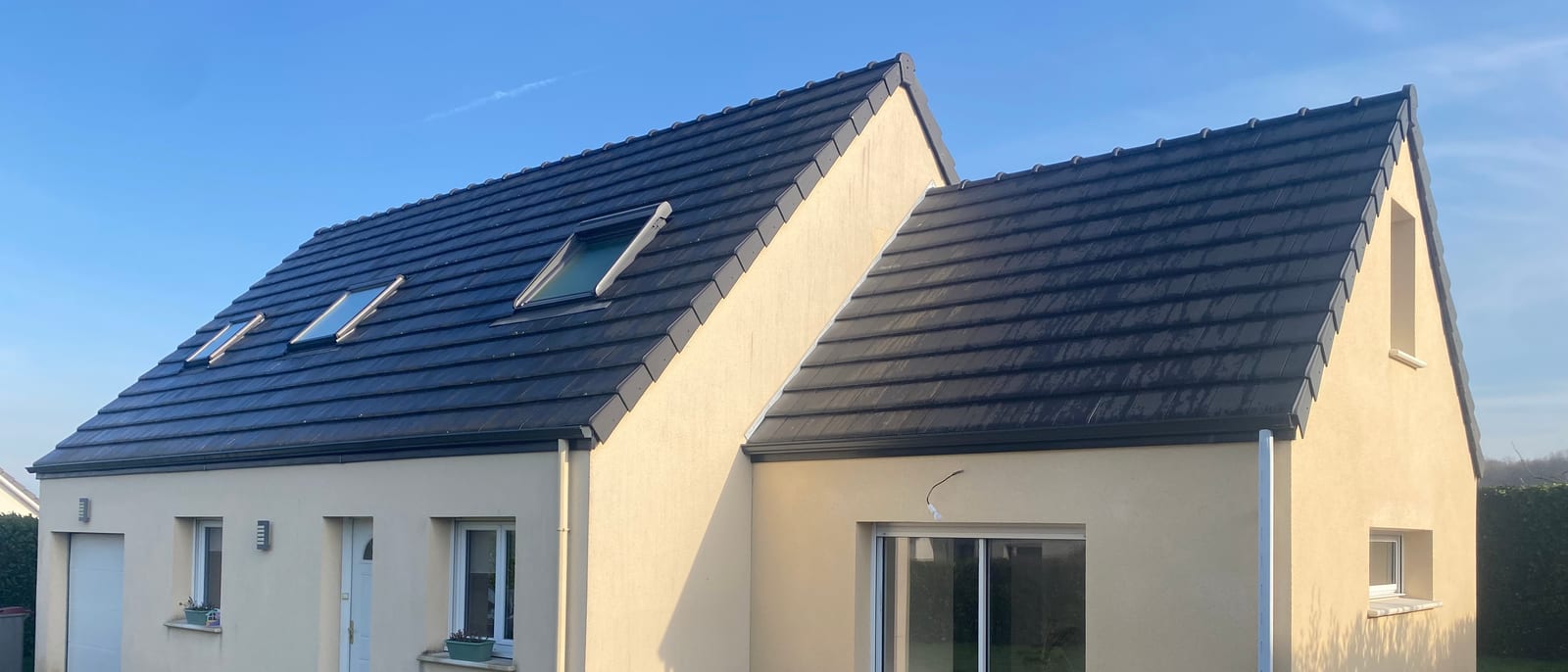 Maison à étage neuve avec terrasse en béton fraîchement coulée