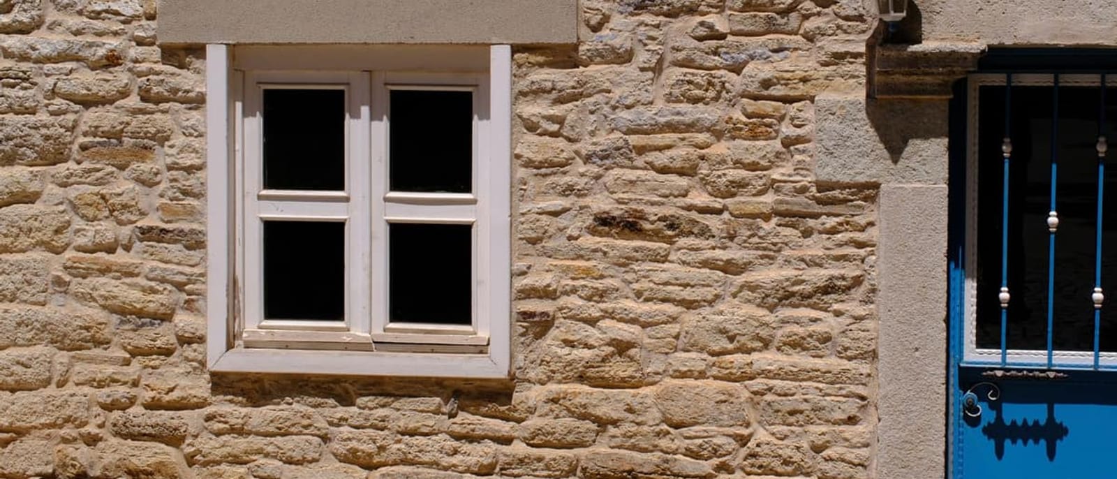 Chantier de rénovation de maçonnerie sur un bâtiment existant