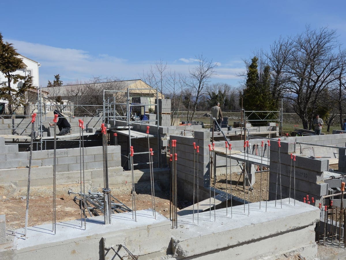 Détail de maçonnerie sur une construction en cours