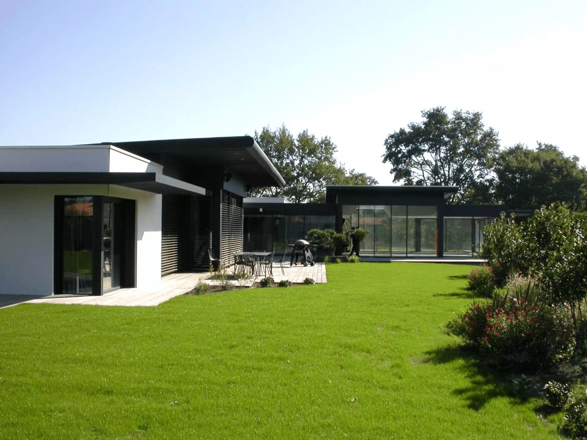Villa individuelle neuve livrée, enduit de façade terminé